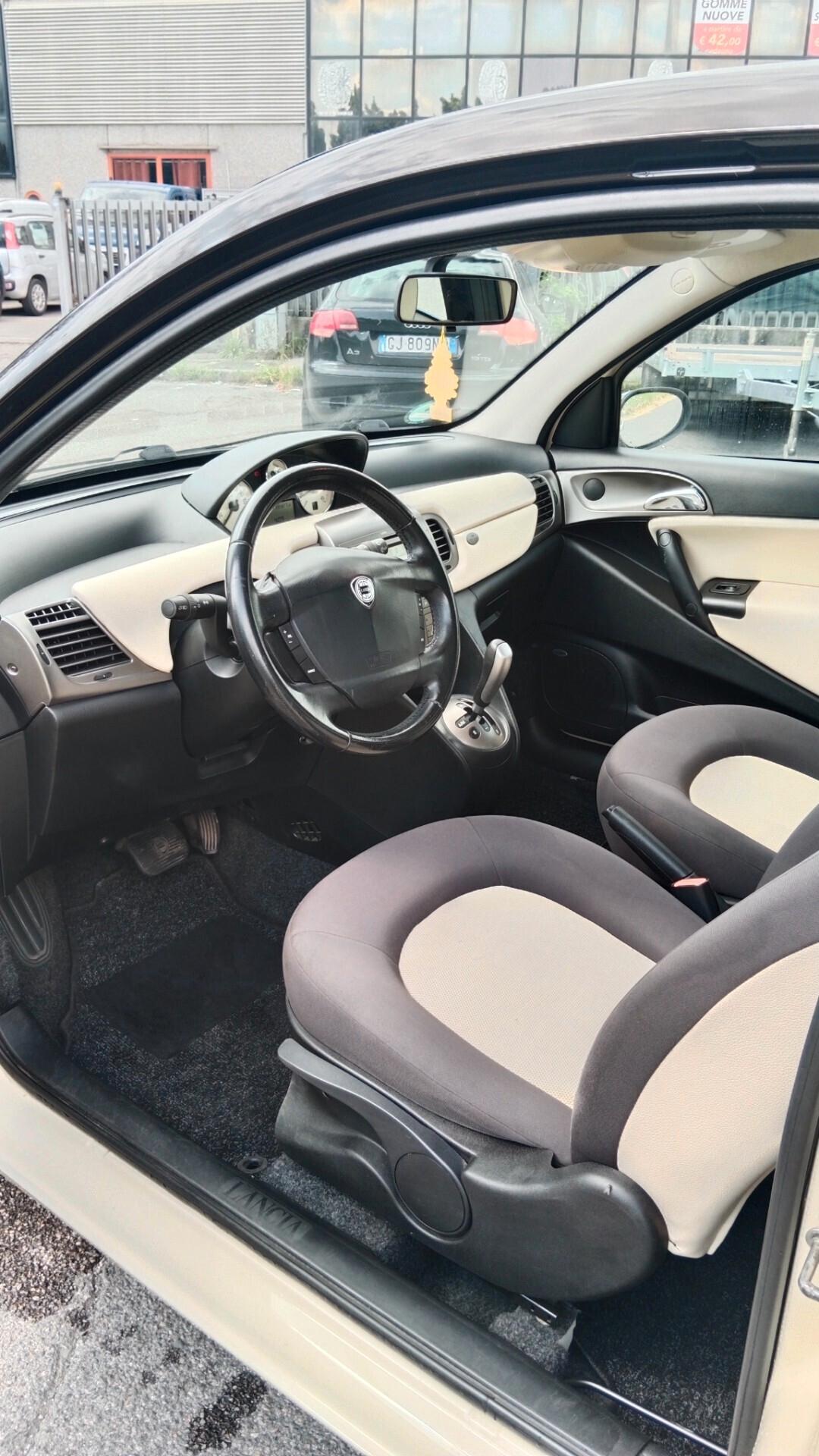 Lancia Ypsilon 1.4 16V Oro