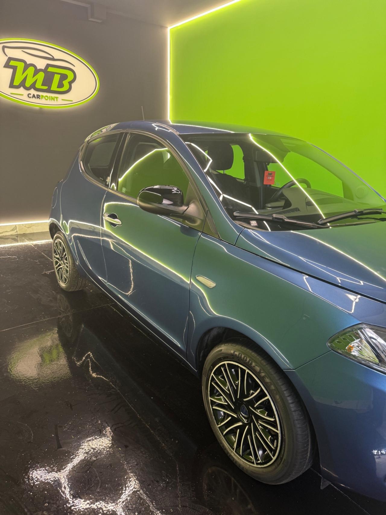 Lancia Ypsilon 1.0 FireFly 5 porte S&S Hybrid Ecochic Silver