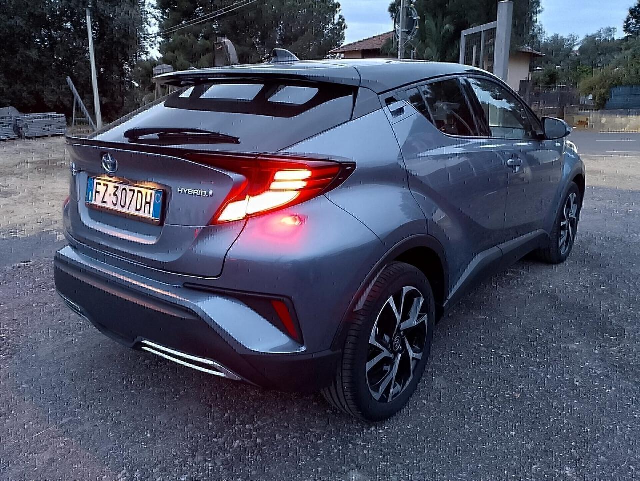 Toyota C-HR ibrida 2000 cc batterie piu grandi
