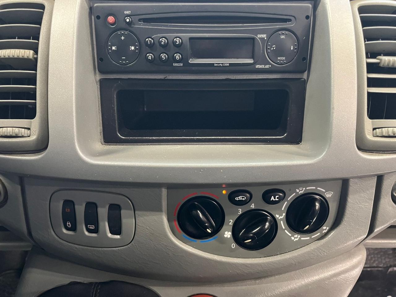 Renault Trafic T29 2.0 dCi/90 PL-TN Passenger Confort 9 POSTI