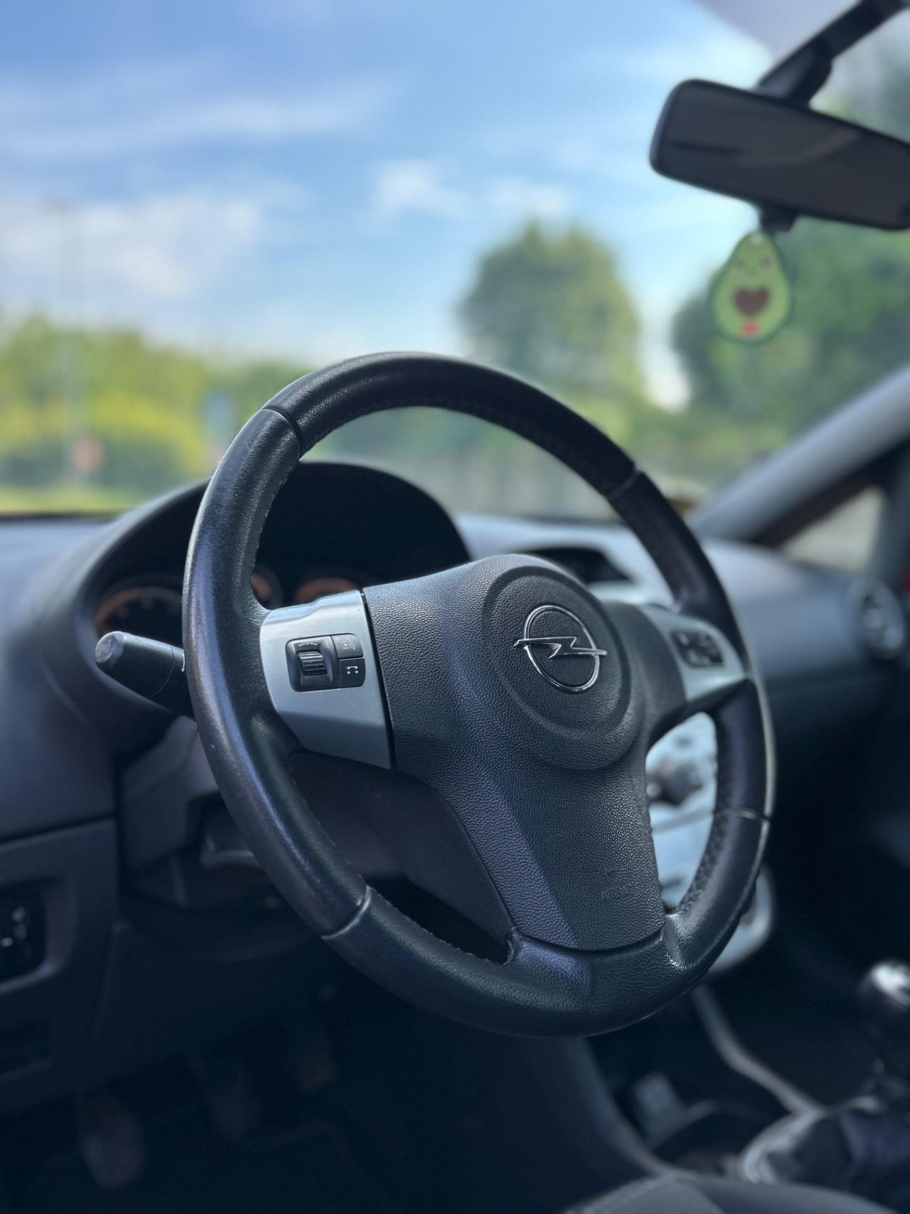 Opel Corsa 1.2 3 porte b-color