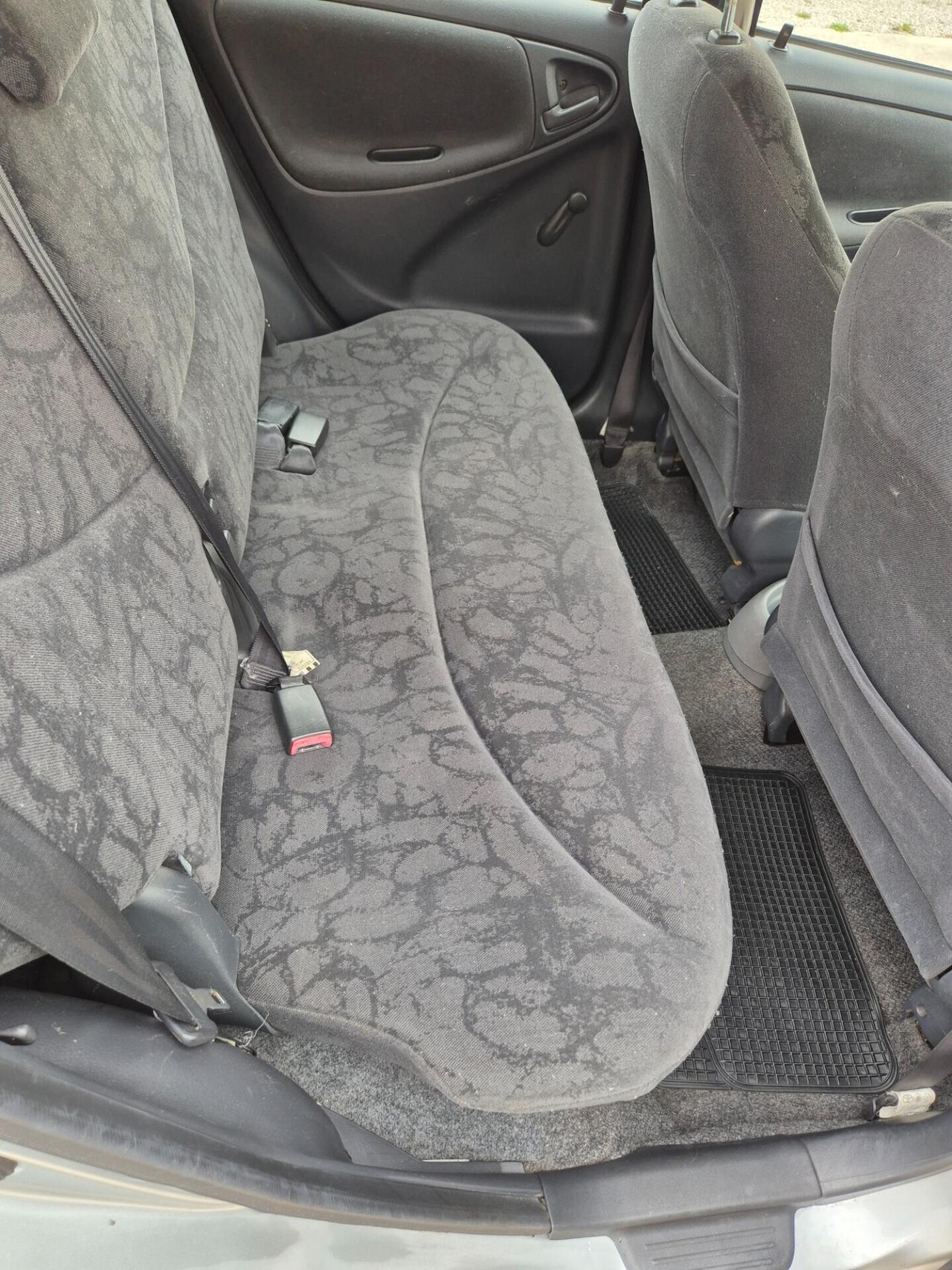 Toyota Yaris 1.0i 16V cat 5 porte neopatentati