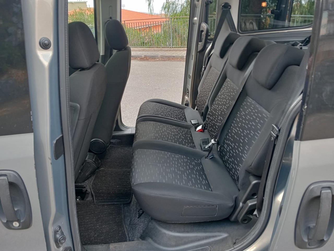 Opel Combo sollevatore elettrico trasporto disabili