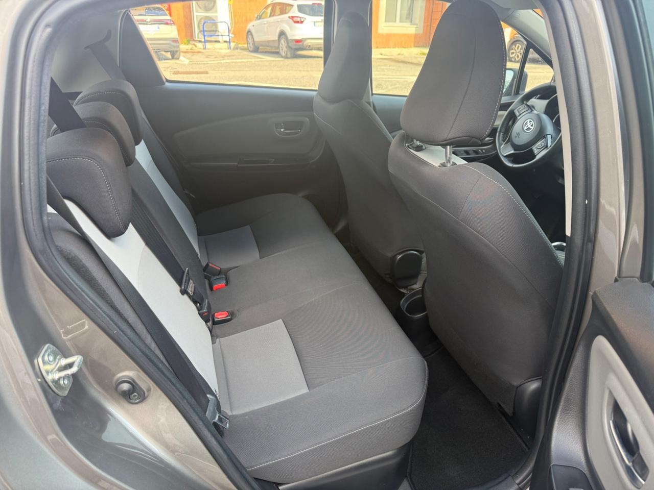 Toyota Yaris 1.5 hybrid trend gray edition