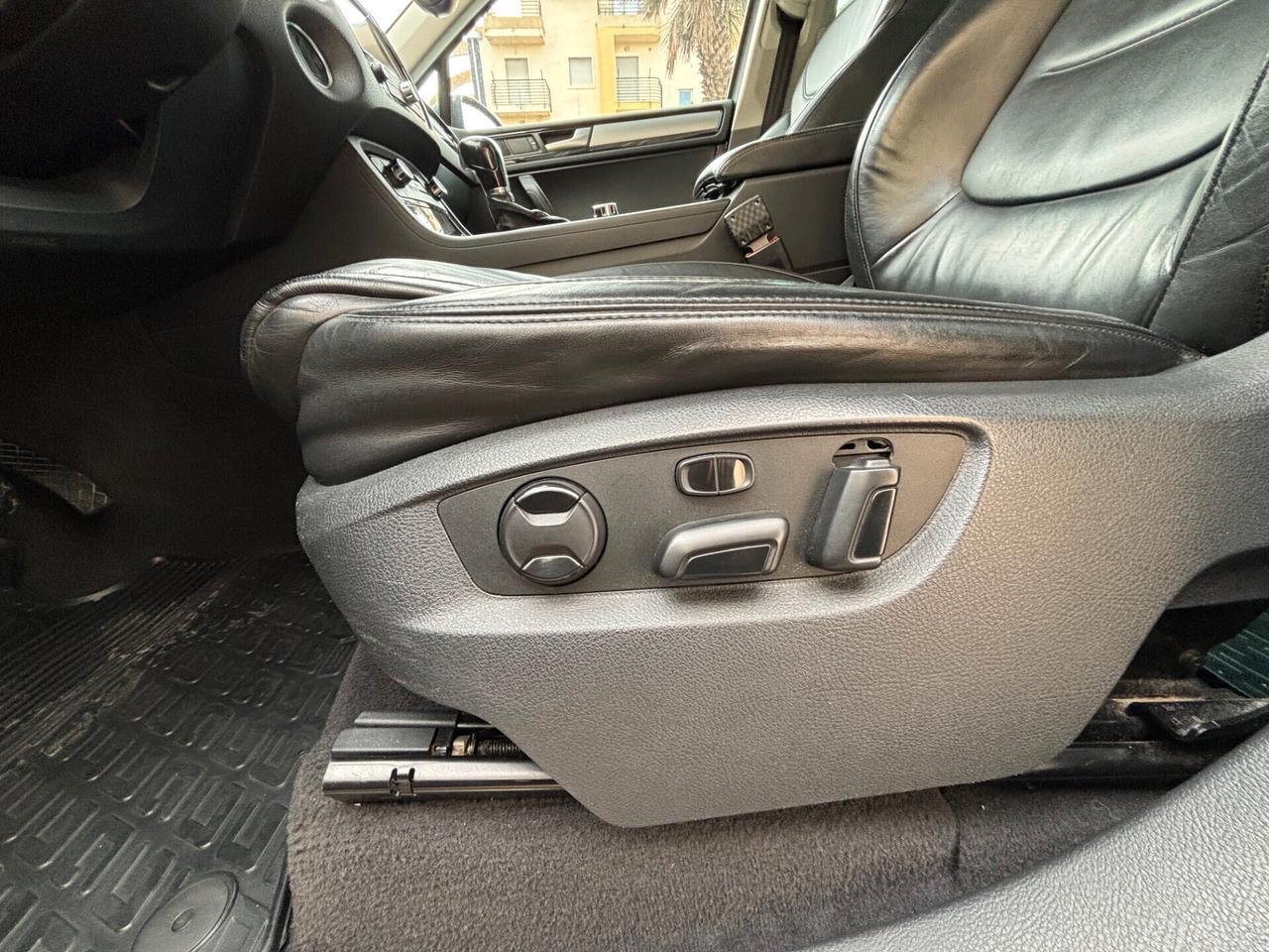 Volkswagen Touareg R-Line Fari LED