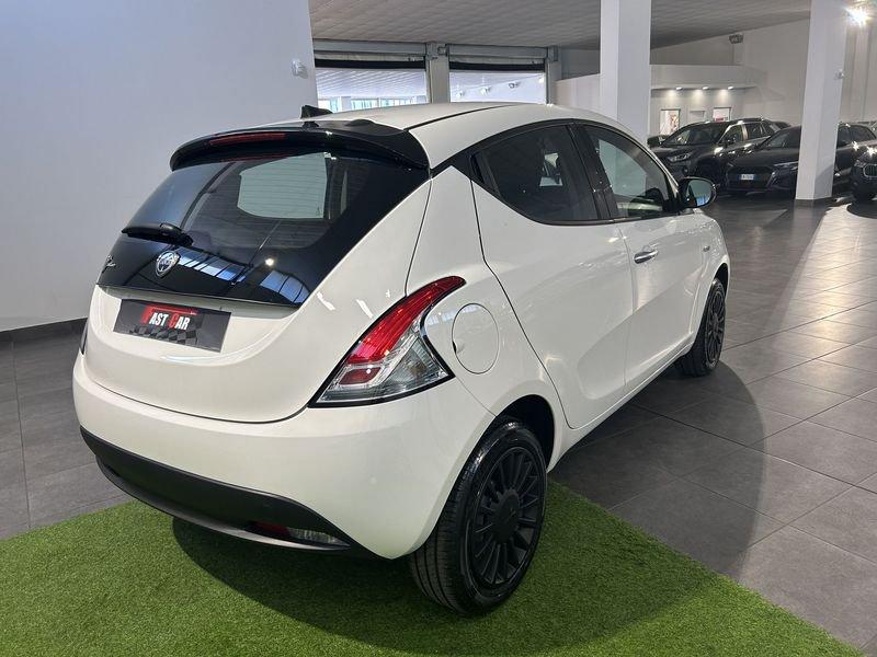 Lancia Ypsilon 1.0 FireFly 70cv Hybrid Silver