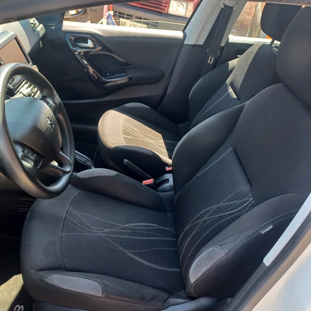 SEMBRA NUOVA PEUGEOT 208 1.4 GPL DI FABBRICA