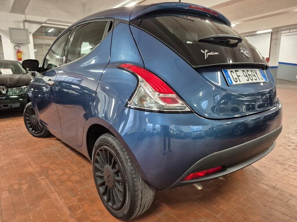 Lancia Ypsilon 1.0 FireFly 5 porte S&S Hybrid Ecochic Silver
