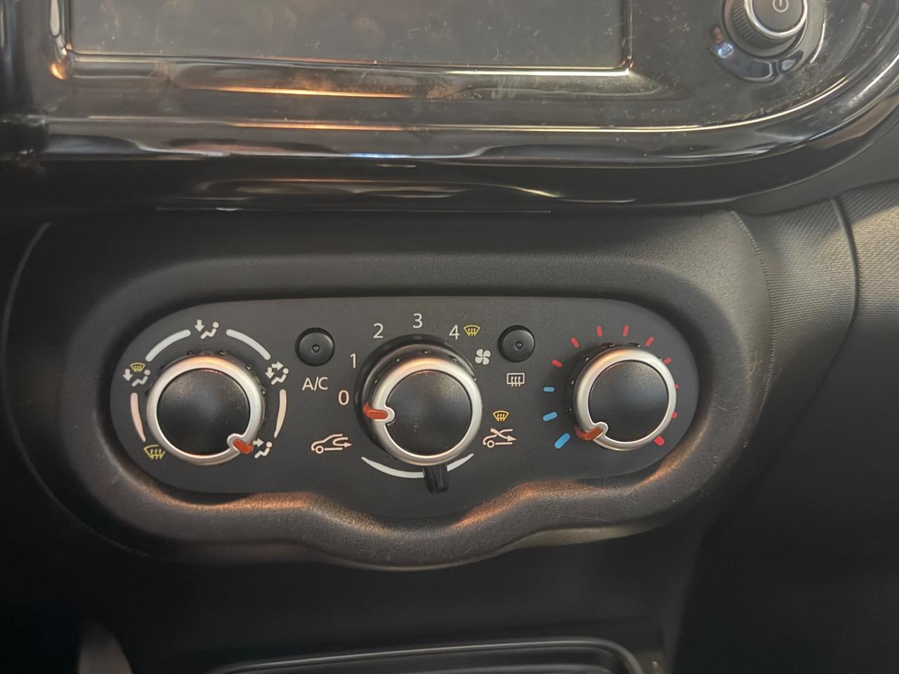 Renault Twingo 0.9 93CV AUTOMATICA PELLE NAVIGATORE LED BLACK PACK