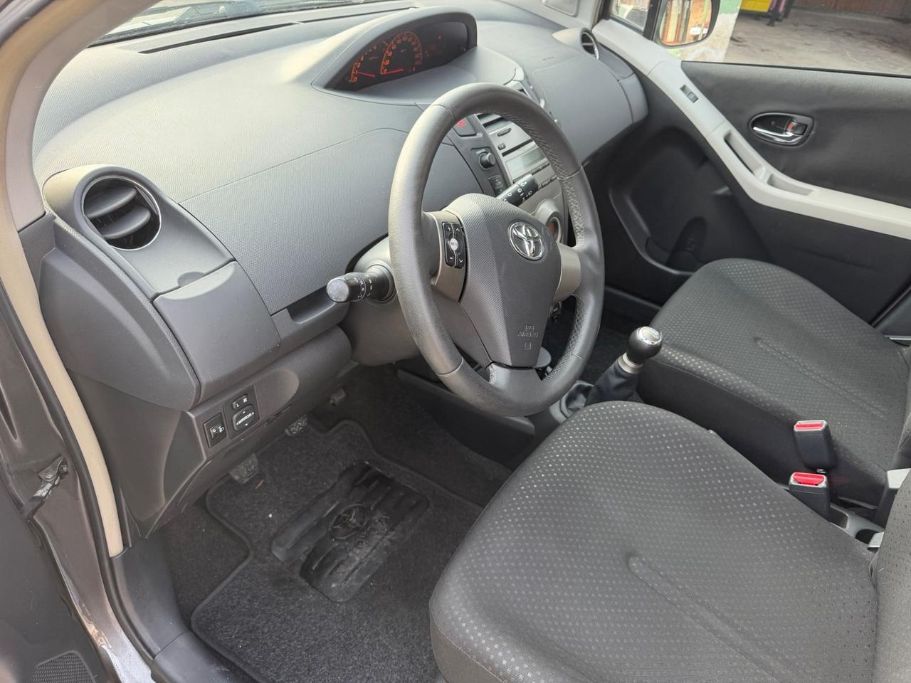 Toyota Yaris 1.0 5 porte Sol neopatentati