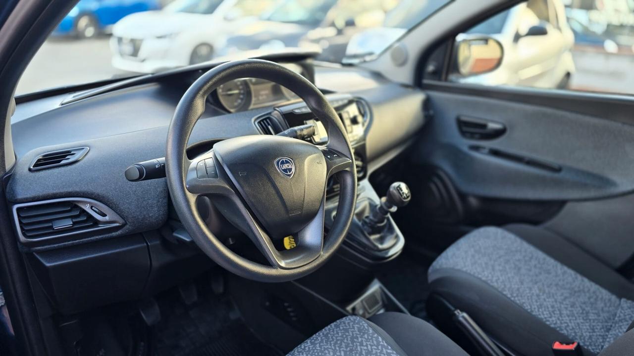 Lancia Ypsilon 1.0 FireFly 5 porte S&S Hybrid Ecochic Silver