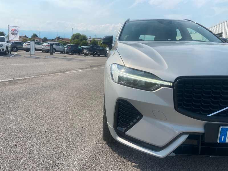 VOLVO XC60 2.0 b4 R-design AwD AuTo