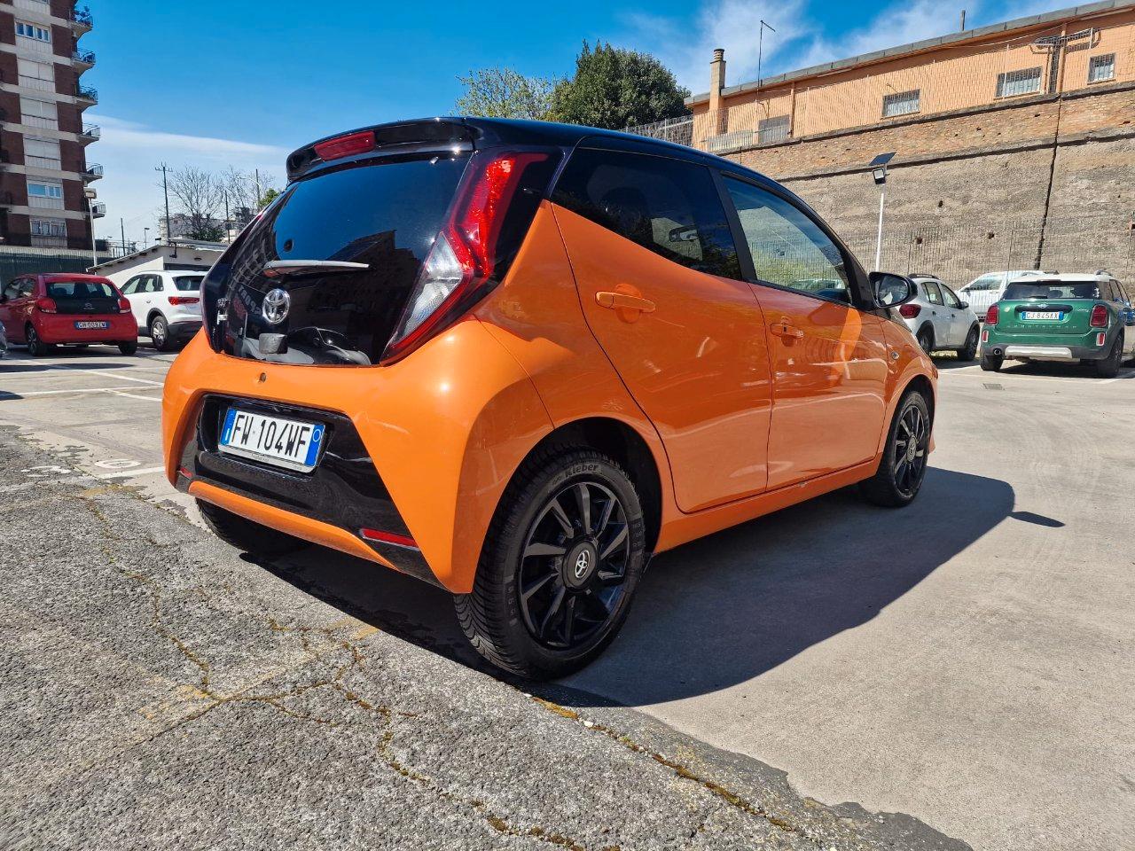 Toyota Aygo 5 Porte Aygo 5p 1.0 x-wave Orange m-mt 72cv cambio automatico