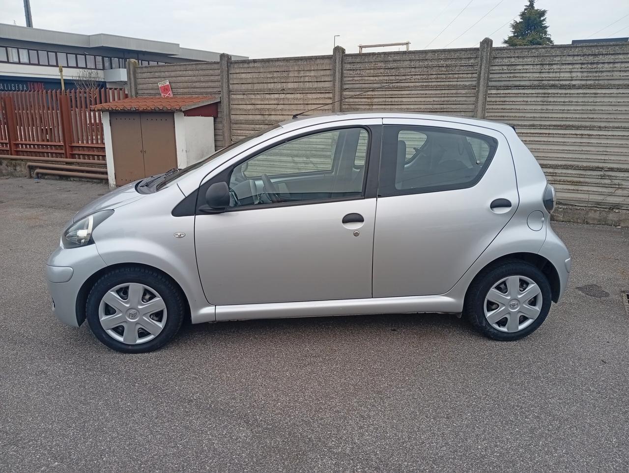 Toyota Aygo 1.0 12V VVT-i 5 porte NEOPATENTATI OK