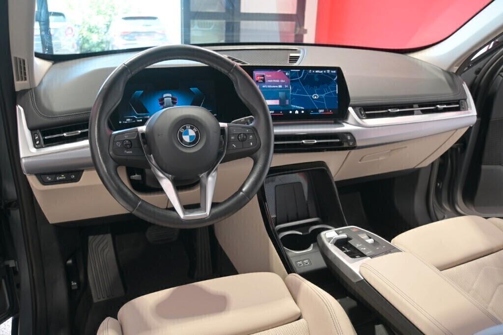 BMW X1 23D 197CV STEPTRONIC 48V X-DRIVE XLINE ( FARI ADATTIVI - CURVED DISPLAY - ACTIVE CRUISE - PELLE - NAVI - MIRROR - PARK ASSISTANT - TELECAMERA POST. - VERNICE OPACA - CERCHI 18 ) CC. 1.995