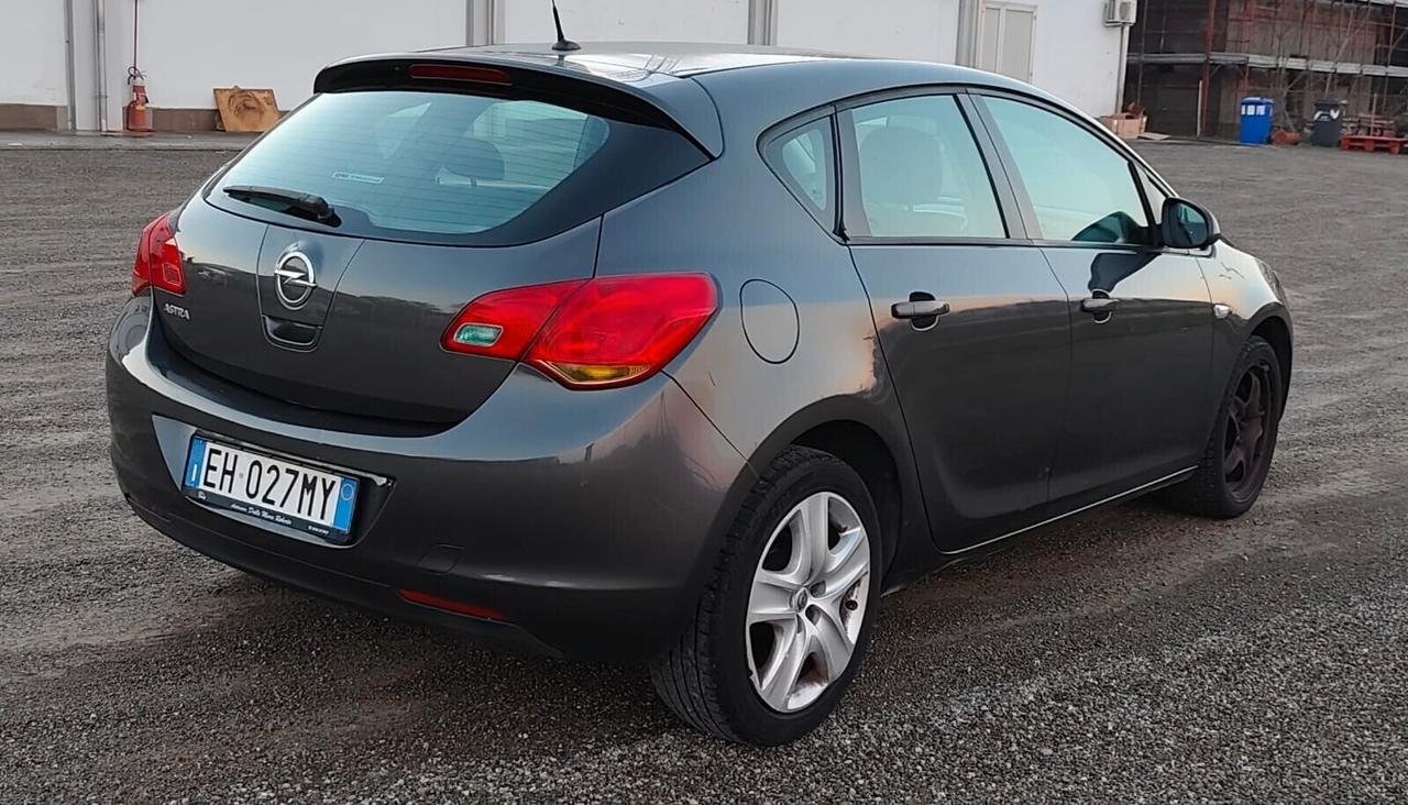 Opel Astra 1.6 115CV 5 porte Cosmo