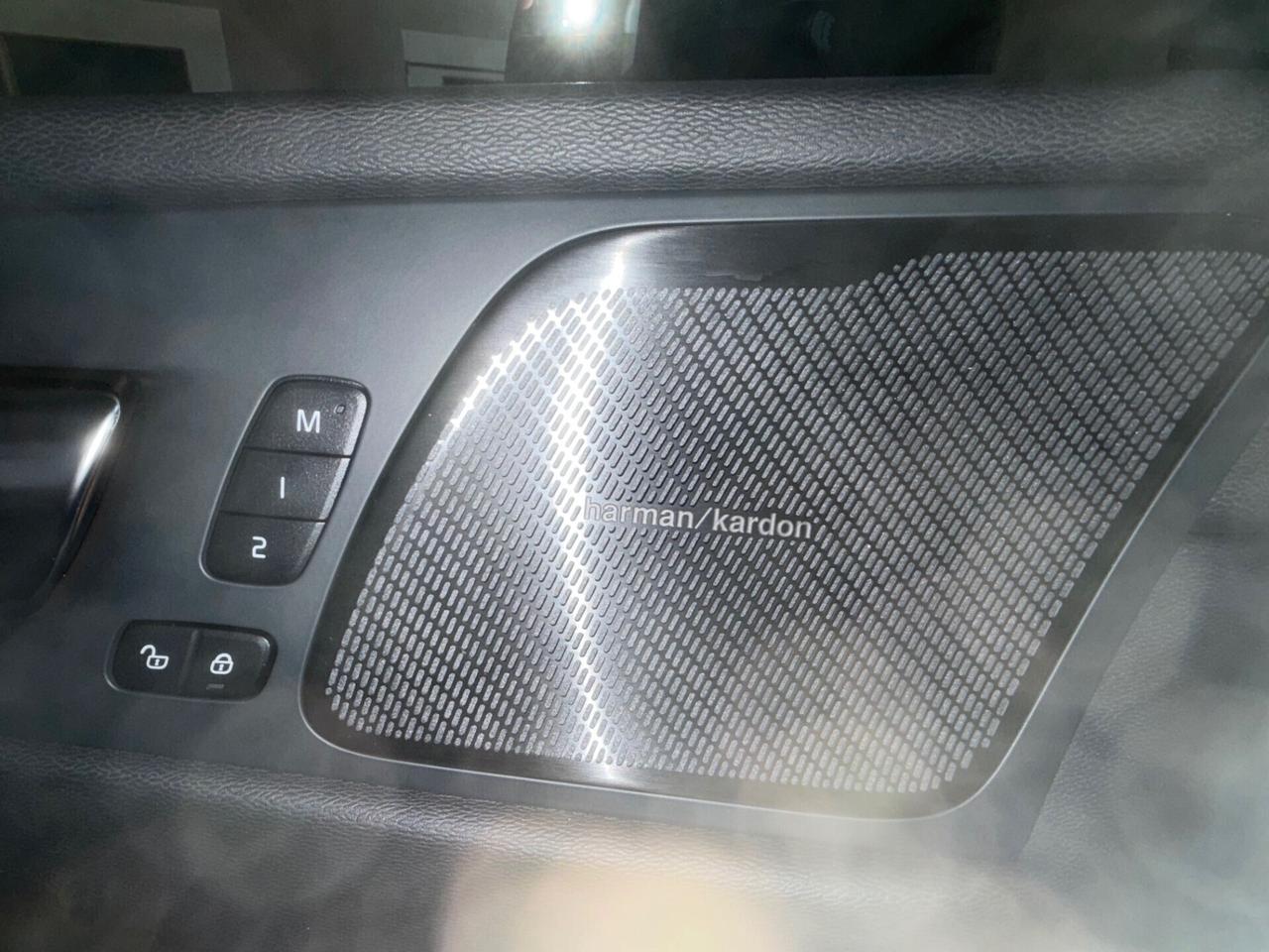 VOLVO XC60 B4 D AWD ULTIMATE DARK