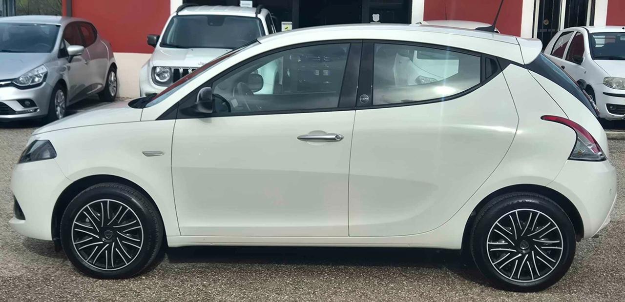 Lancia Ypsilon 1.2 69 CV 5 porte GPL Ecochic Gold casa madre