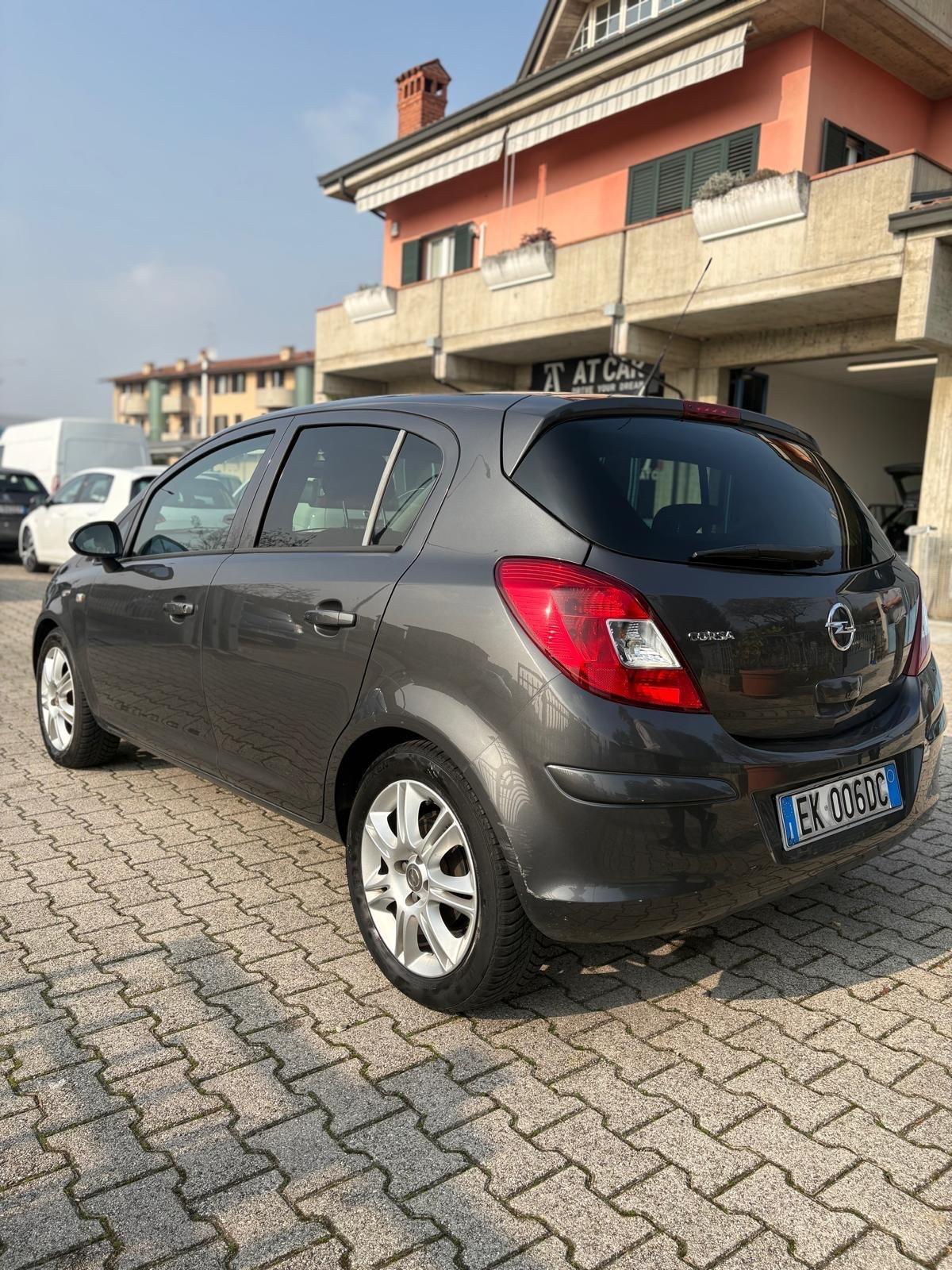 Opel Corsa 1.2 5 porte Cosmo