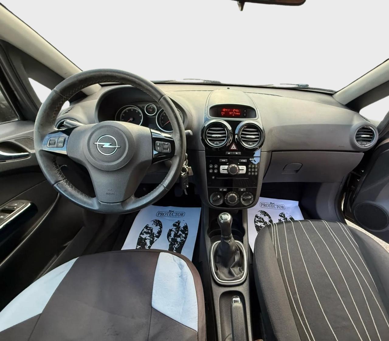 Opel Corsa 1.2 benzina anno 2011 neo