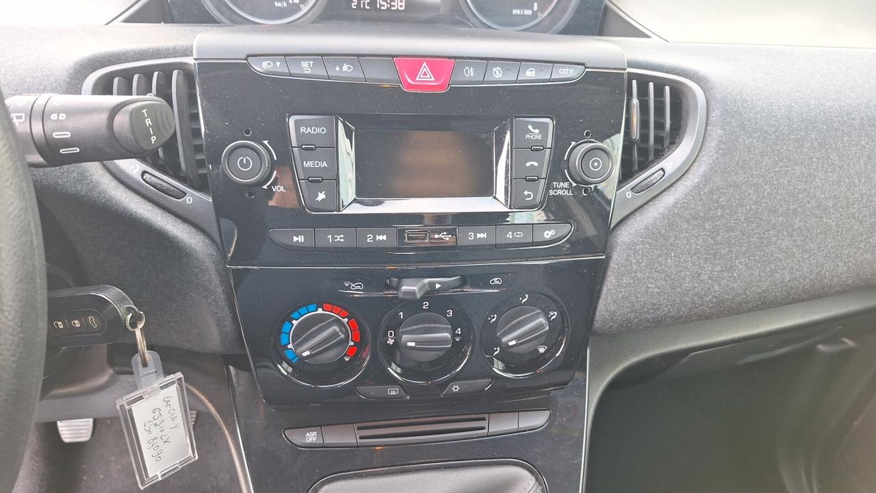 Lancia Ypsilon 1.0 FireFly 5 porte S&S Hybrid Silver