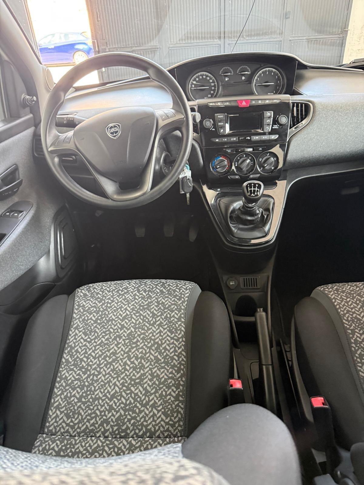 Lancia Ypsilon 1.0 FireFly 5 porte S&S Hybrid Ecochic Silver