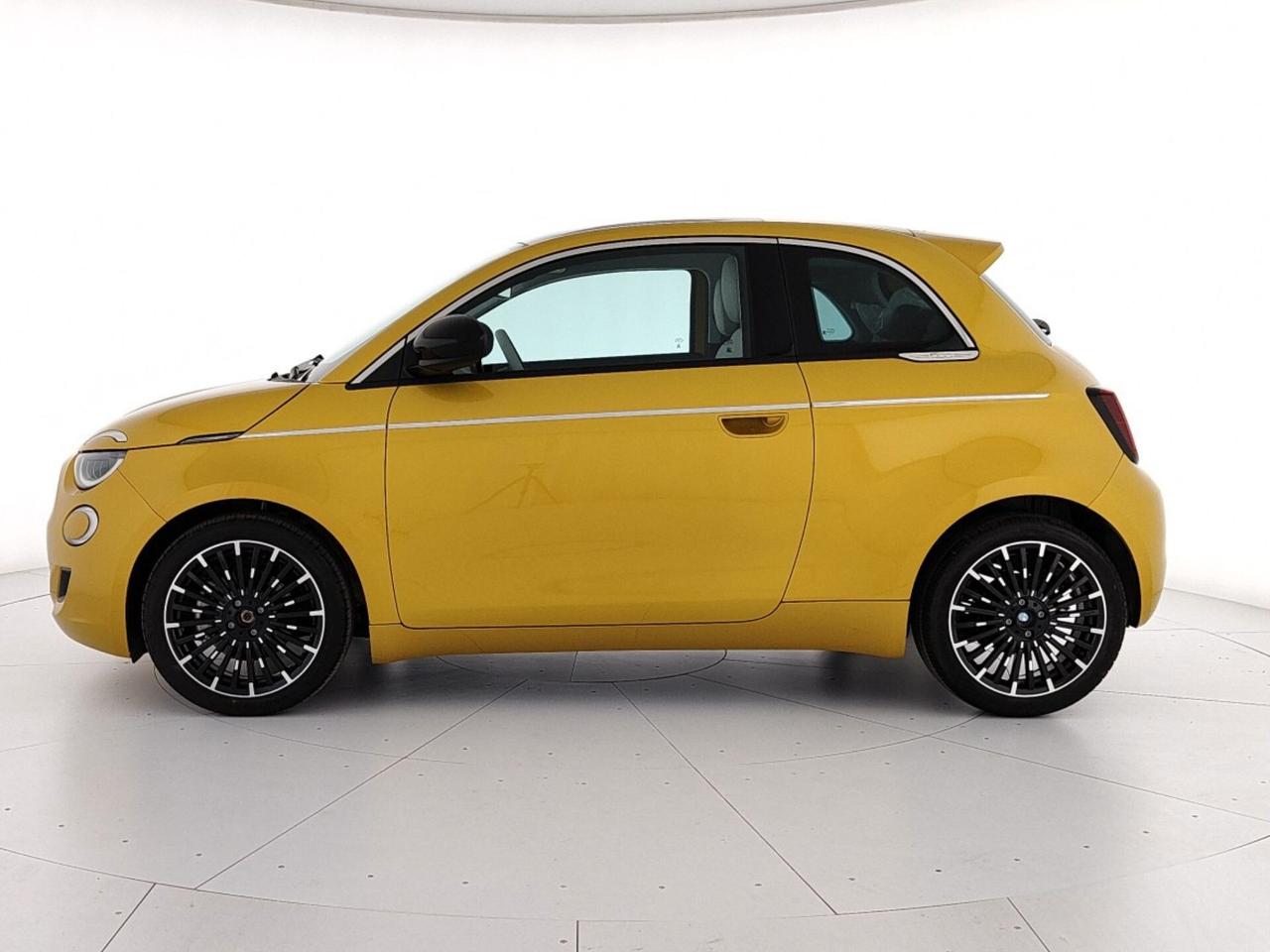 Fiat 500 Berlina Hybrid La Prima