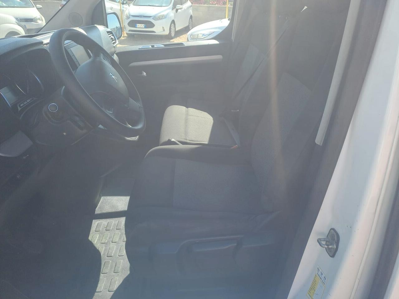 Peugeot Traveller 9 posti