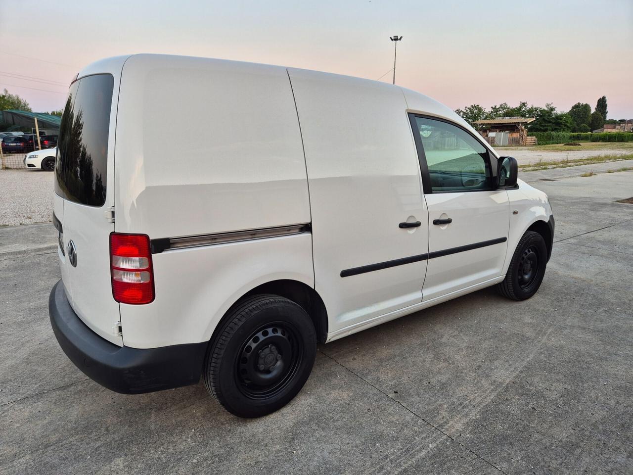 Volkswagen Caddy 1.6 TDI 102 CV neopatentati