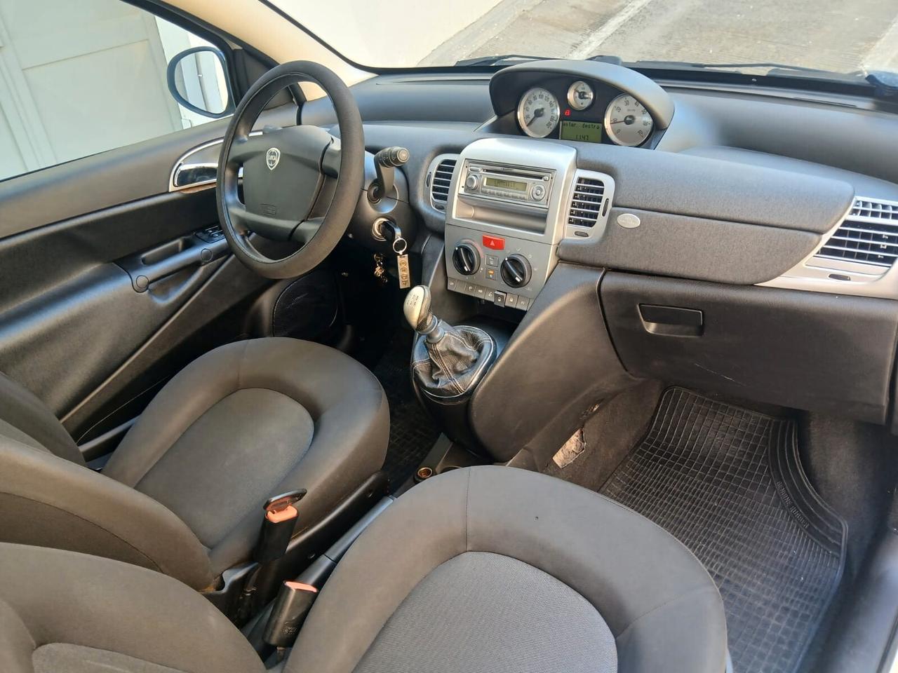 Lancia Ypsilon 1.2 69 CV Unyca