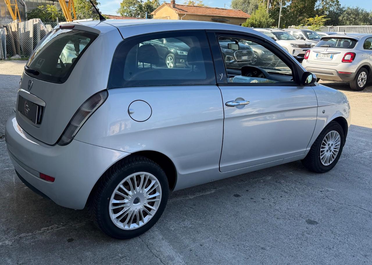 Lancia Ypsilon 1.2 versus