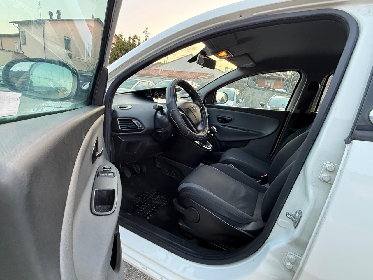 Lancia Ypsilon 0.9 TwinAir 85 CV 5 porte Metano Ecochic Platinum