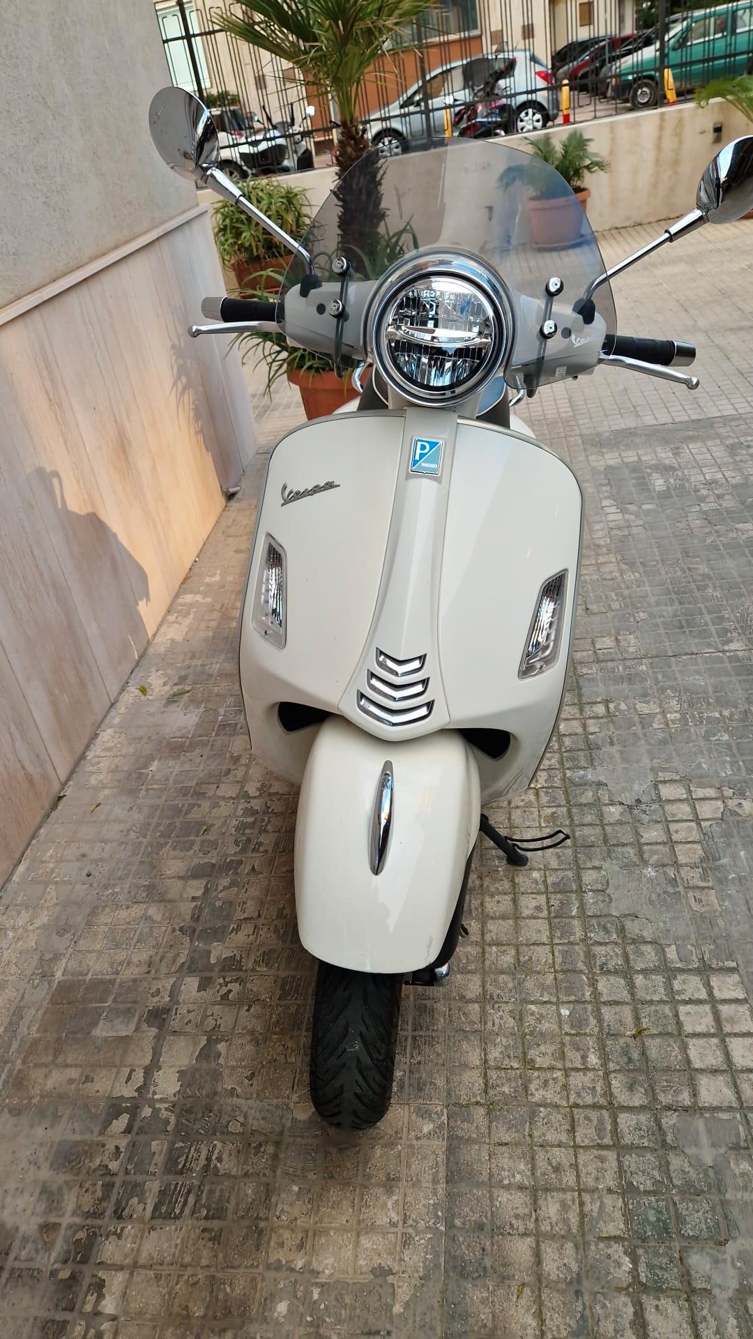 Piaggio Vespa 300 GTS
