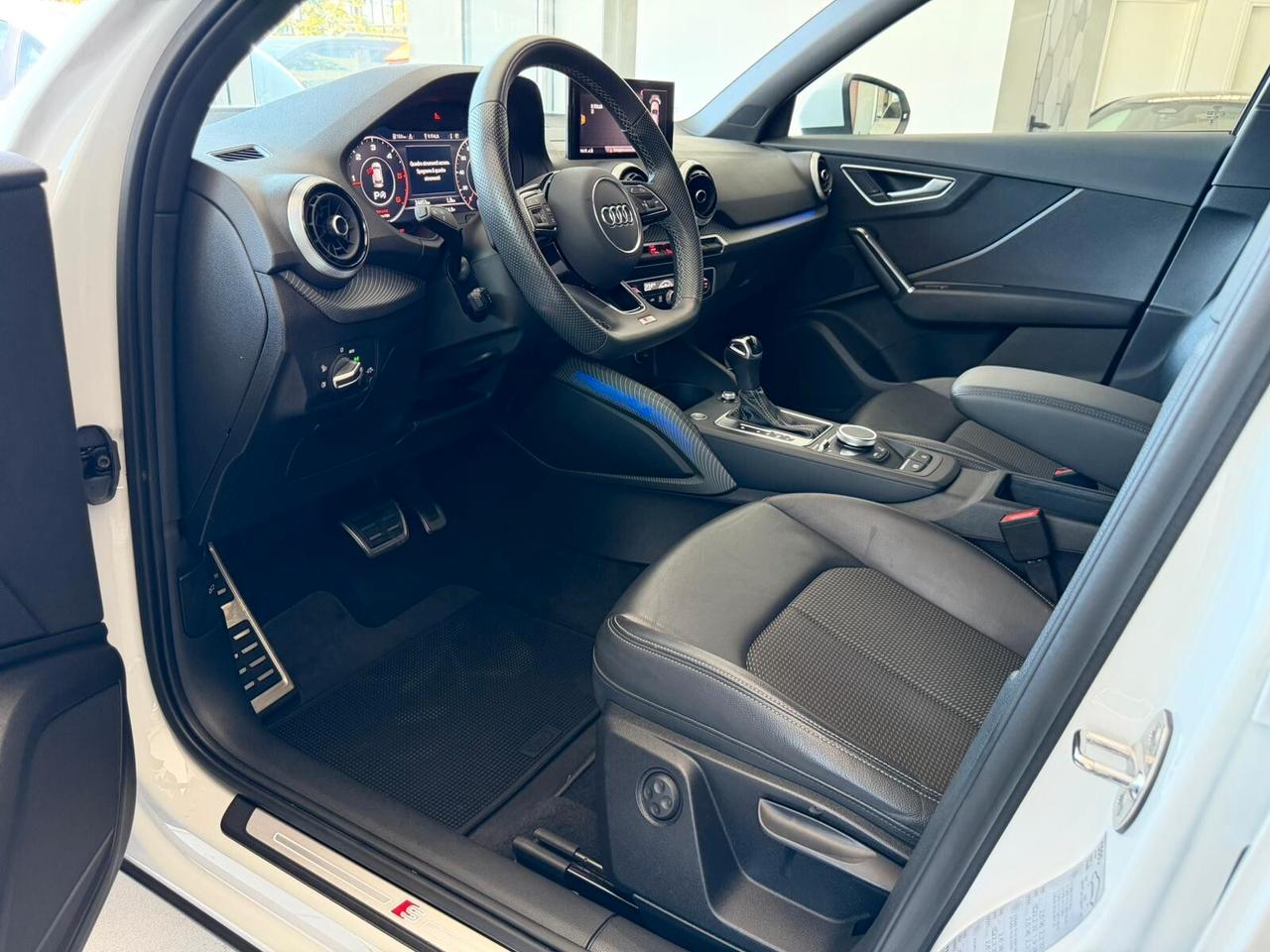 Audi Q2 35 TDI S tronic Identity Black