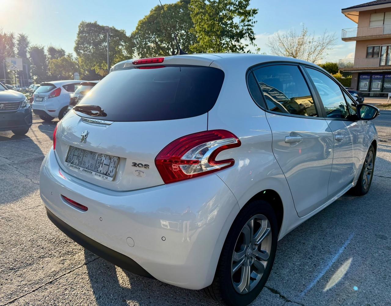Peugeot 208 1.2 benzina Neopatentati