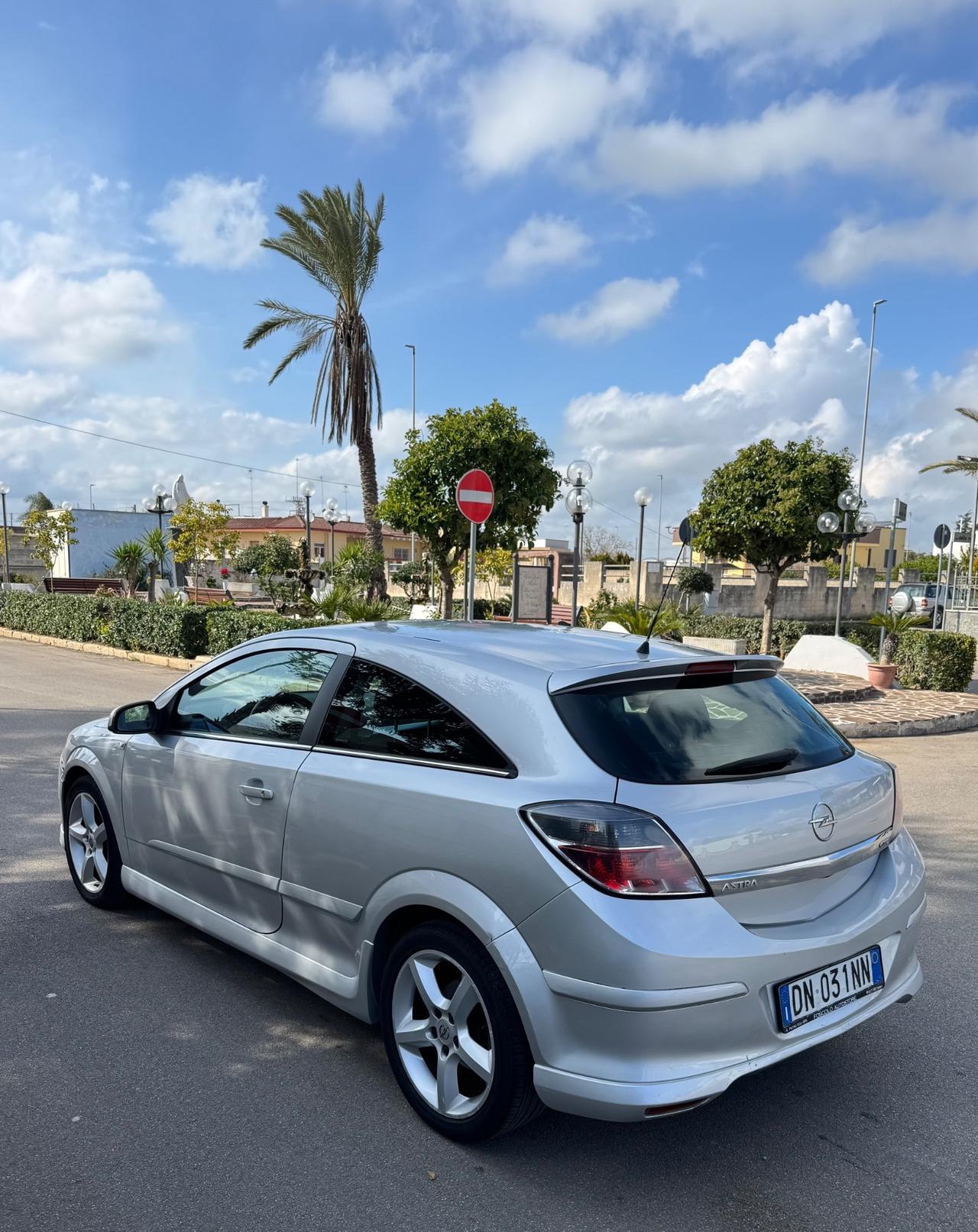 OPEL ASTRA GTC 2008