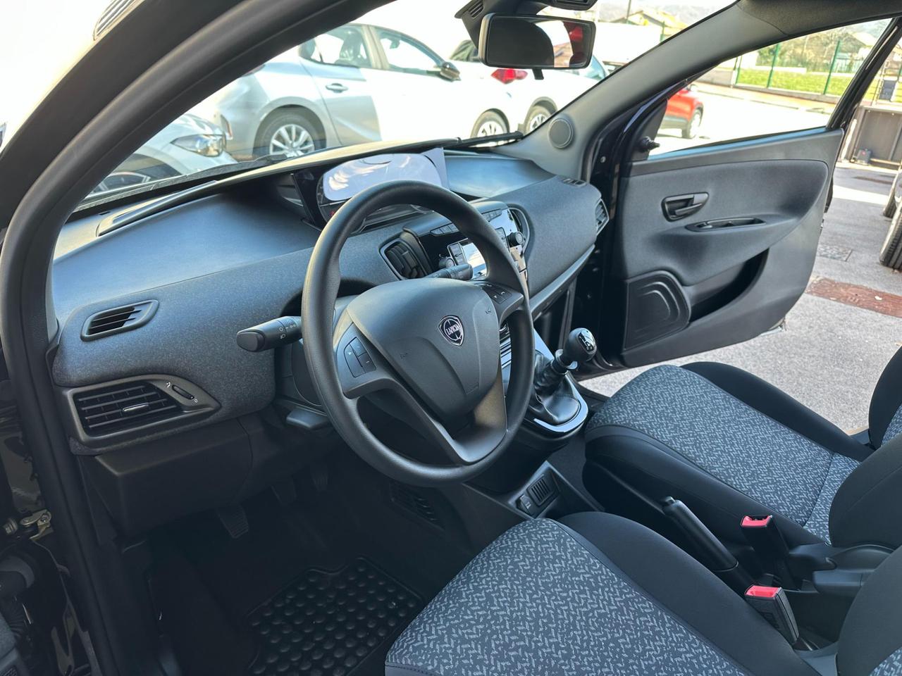 Lancia Ypsilon 1.0 firefly hybrid Silver s&s 70cv