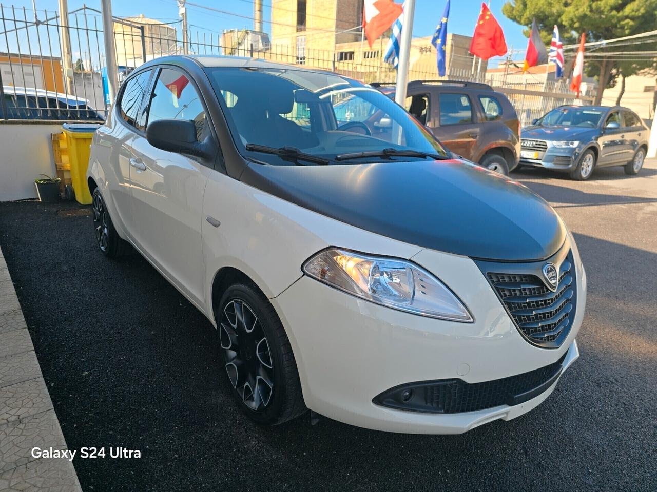 Lancia Ypsilon 1.2 69 CV 5 porte S Momodesign