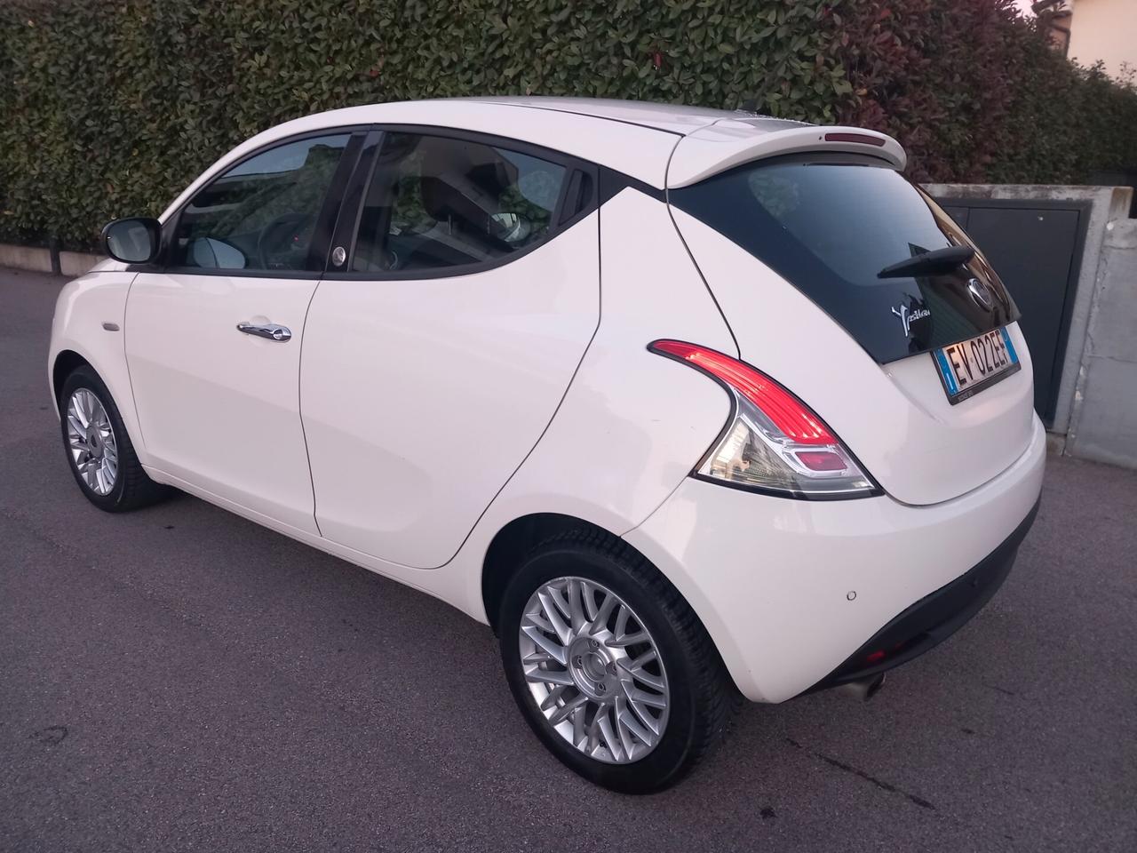 Lancia Ypsilon 1.2 69 CV 5 porte GPL Ecochic Gold tua a € 159 mese