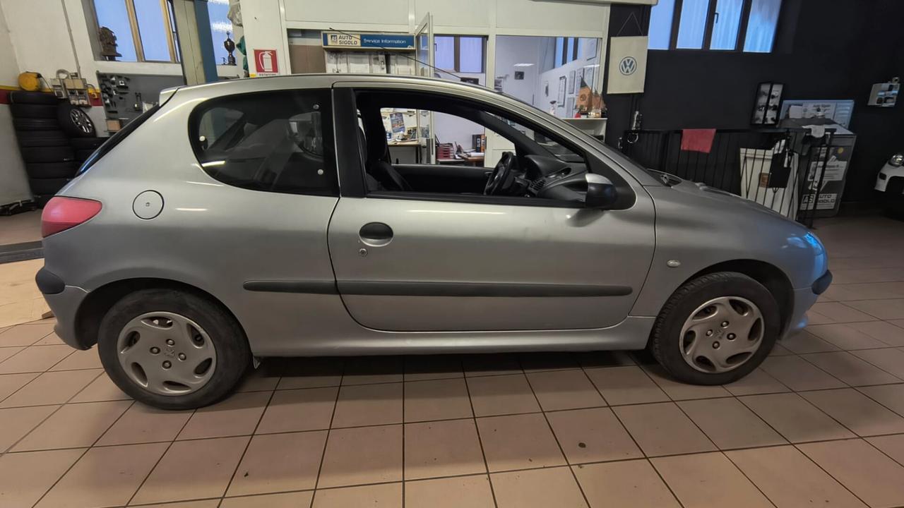 Peugeot 206 1.1 3p. XR