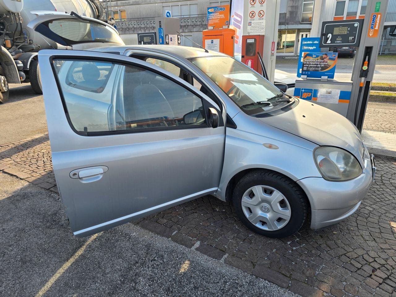 Toyota Yaris 1.0 3porte con 325.000km NEOPATENTATI ok