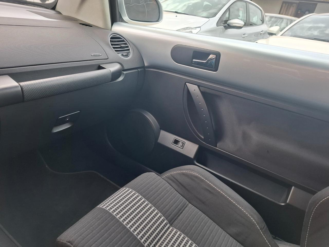 Volkswagen New Beetle Cabriolet - 1.4-16V Highline