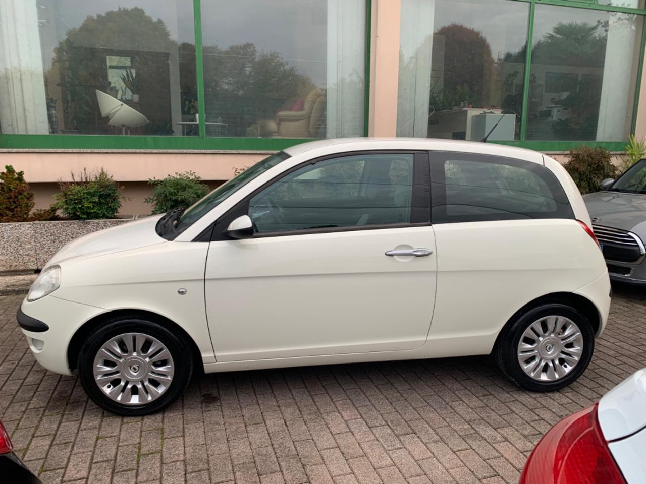 Lancia Ypsilon 1.2 Momo Design