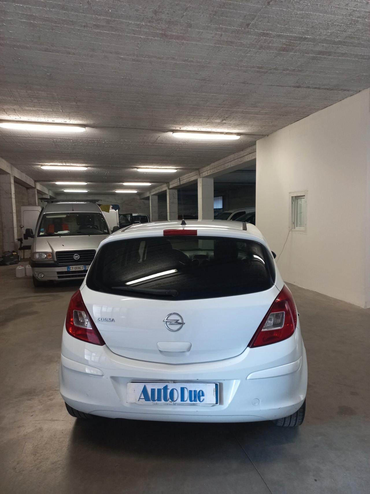 Opel Corsa 1.4 16V 5 porte Cosmo