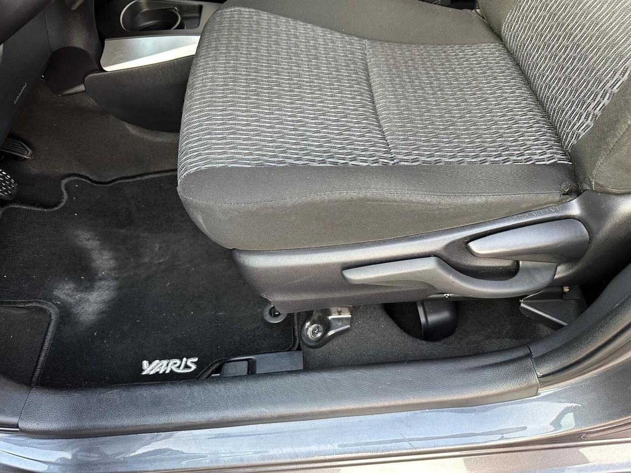 Toyota Yaris 1.3 5 porte Lounge Multidrive S