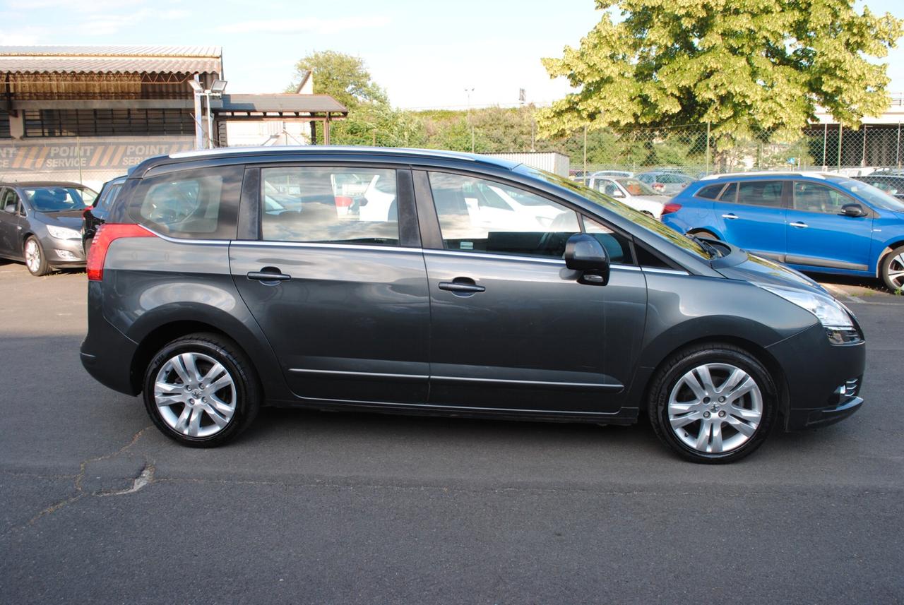 PEUGEOT 5008 1,6 HDI 114 CV