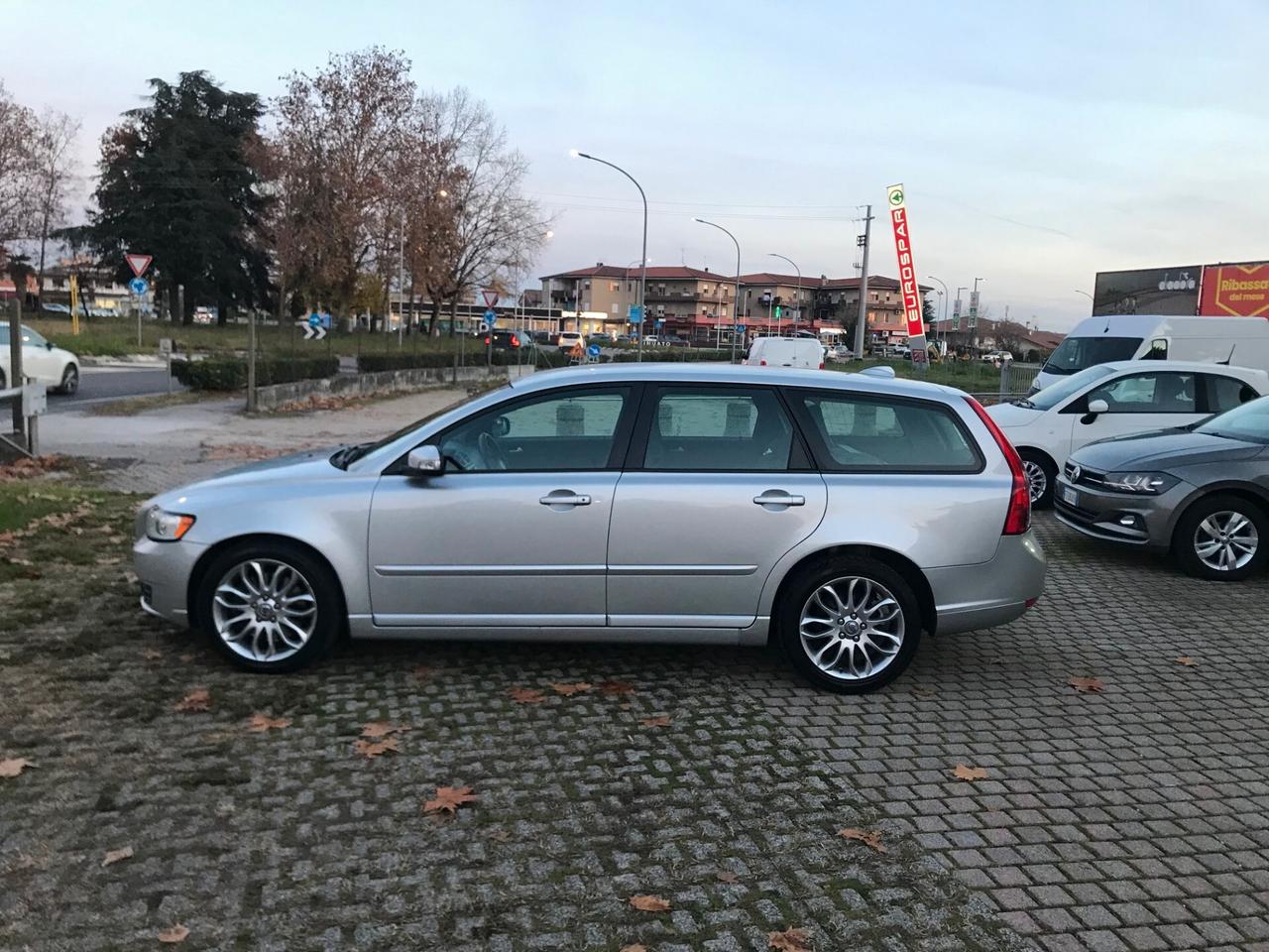 V50 2.0d Momentum automatica cerchi da "17"