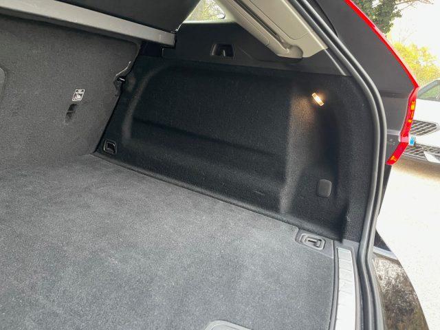 VOLVO XC60 2.0 B4 AWD AUTOMATICA CERCHI DA 19" FARI FULL LED