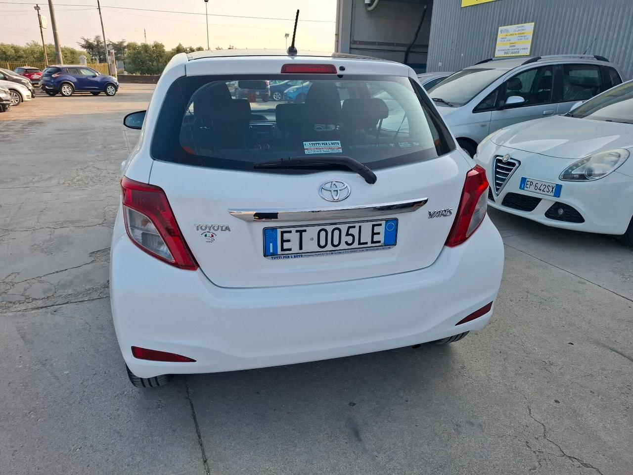 Toyota Yaris 1.0 BENZINA - 2013 BICOLORE