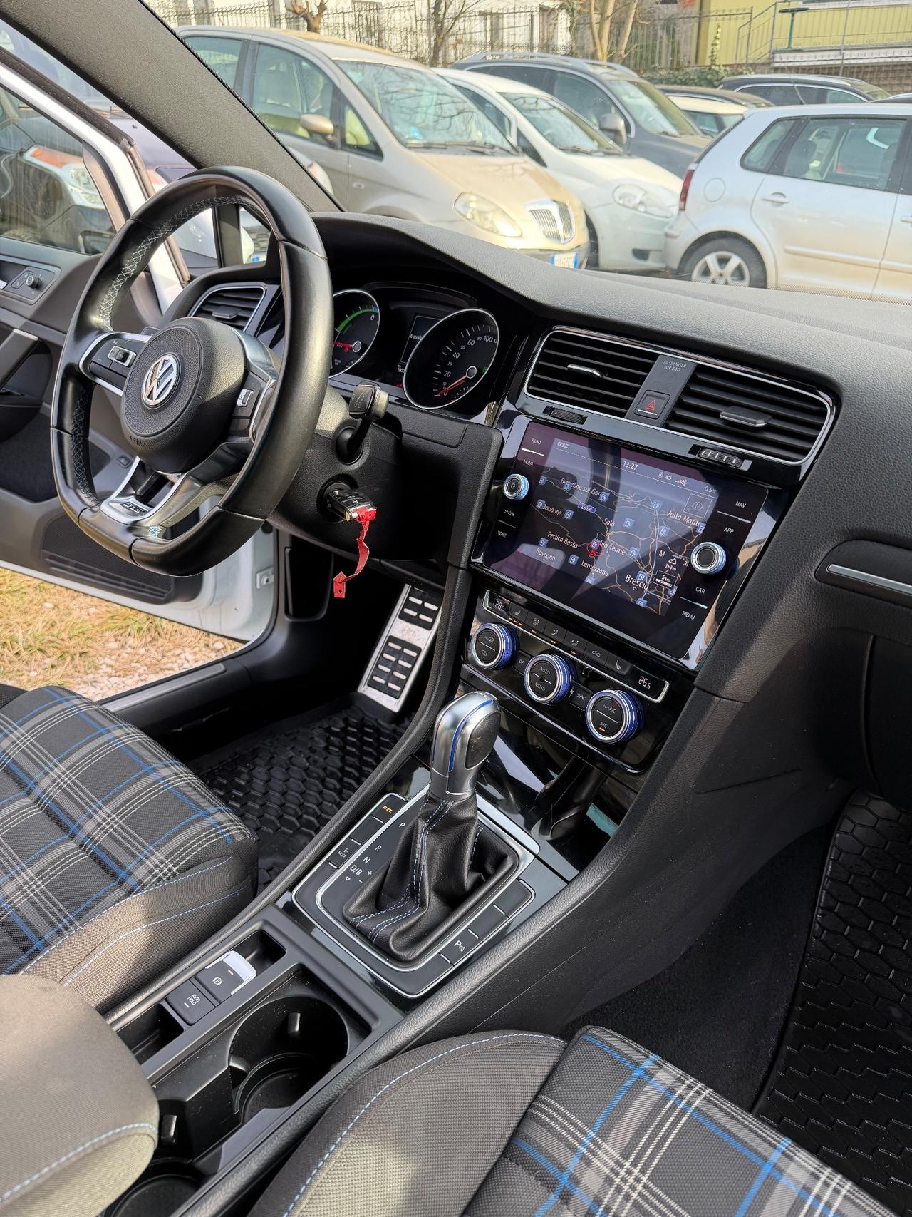 Volkswagen GOLF GTE PLUGIN HYBRID DSG 5P EU6B FULLOPT